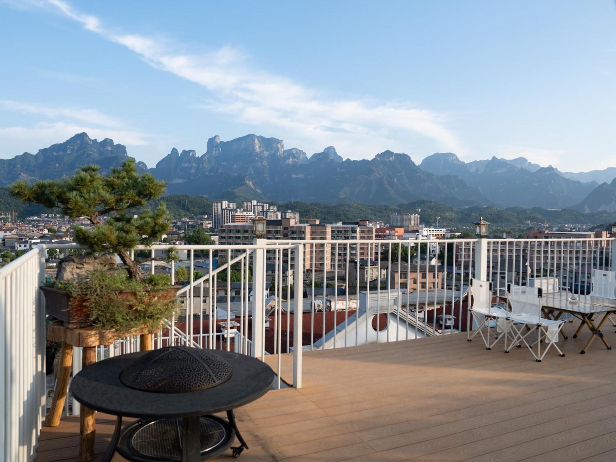 Patio Spring Holiday Inn -- Free Round Trip Pick-Up Service --Panoramic View Of Tianmen Mount Zhangjiajie Exterior photo